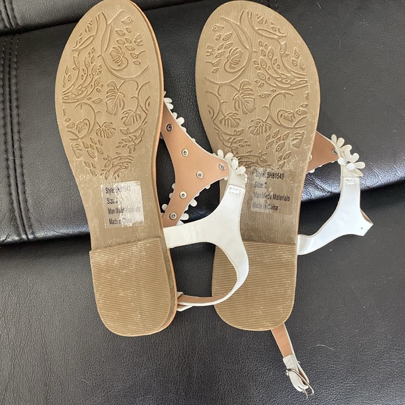 Adorable flower sandals - Picture 2 of 2